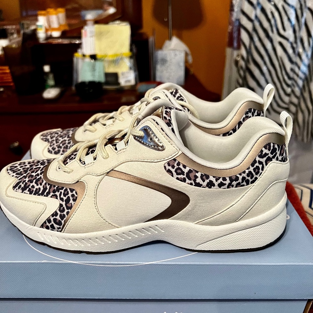 Ladies sneakers